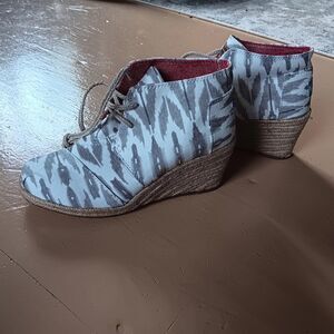 TOMS Women Kala Booties Boots Espadrille Ankle Wedge Lace Up Gray White Size 5.5